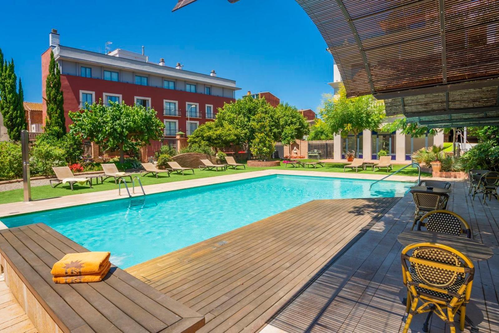 Apartaments Suites Sant Jordi Montbrió del Camp Екстериор снимка
