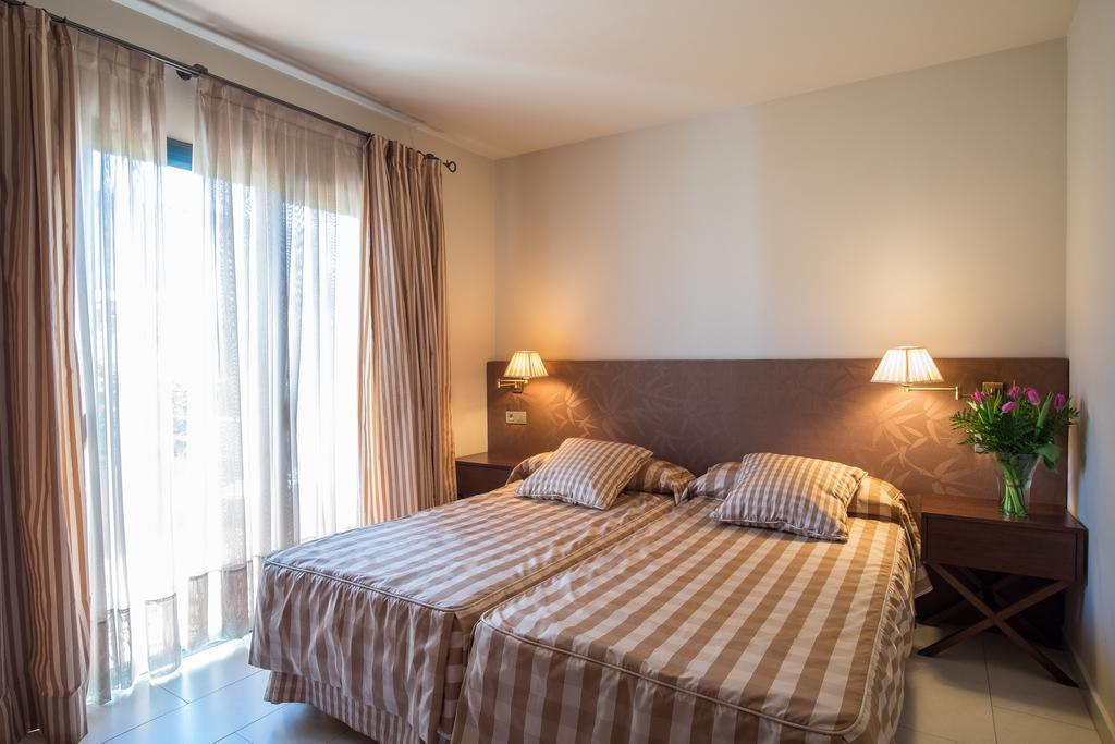 Apartaments Suites Sant Jordi Montbrió del Camp Екстериор снимка