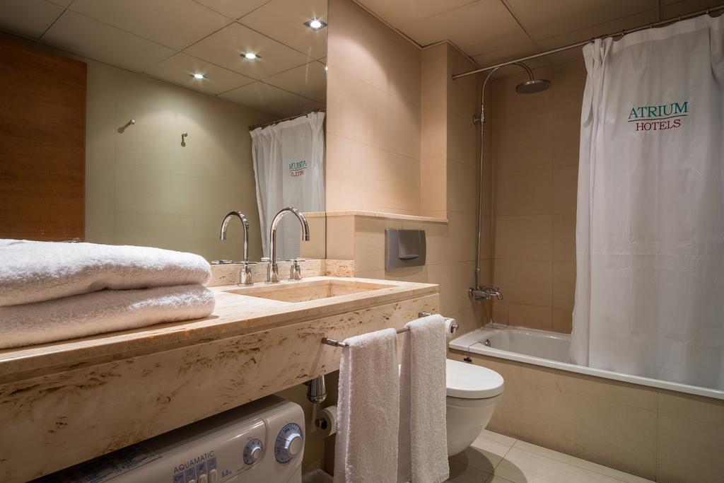Apartaments Suites Sant Jordi Montbrió del Camp Екстериор снимка