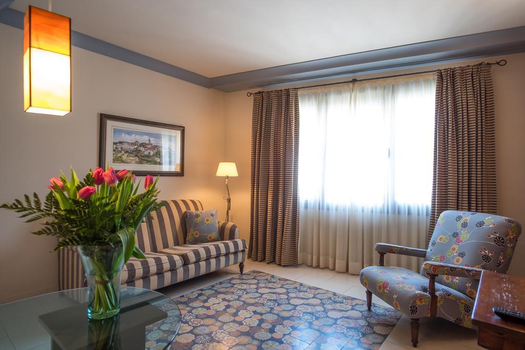 Apartaments Suites Sant Jordi Montbrió del Camp Екстериор снимка