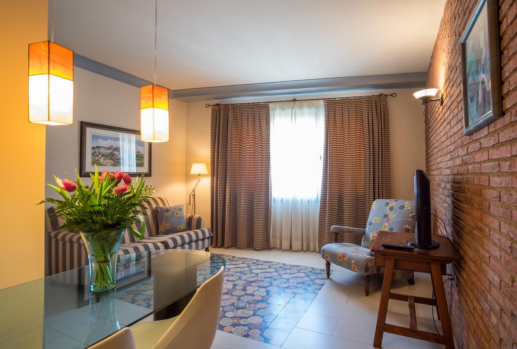 Apartaments Suites Sant Jordi Montbrió del Camp Екстериор снимка
