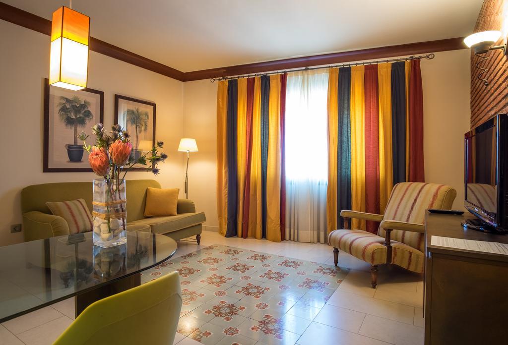 Apartaments Suites Sant Jordi Montbrió del Camp Екстериор снимка