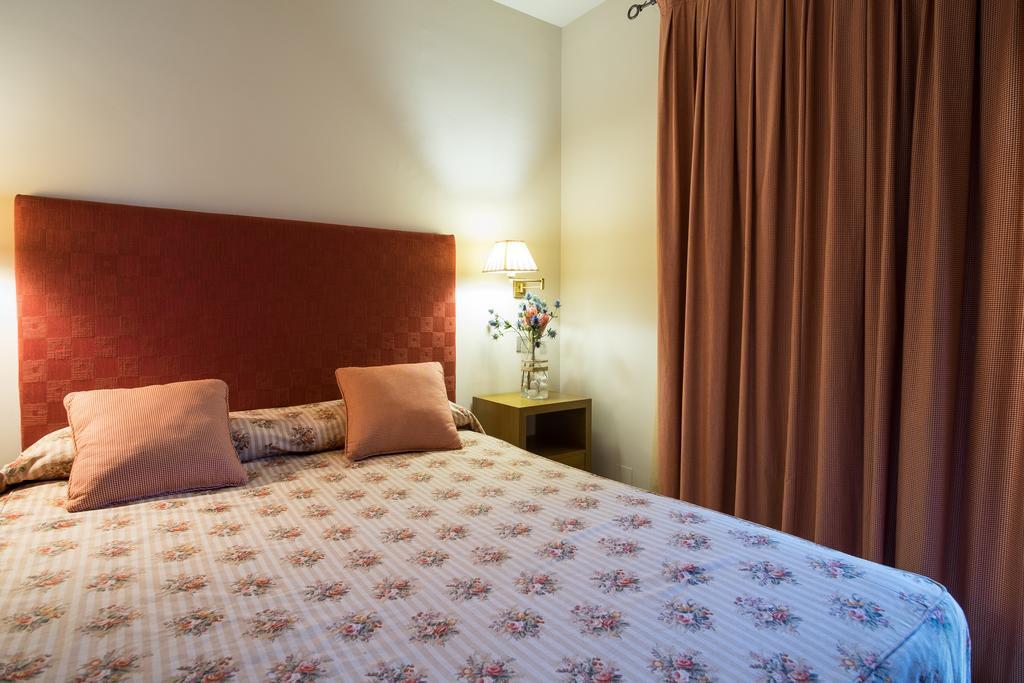 Apartaments Suites Sant Jordi Montbrió del Camp Екстериор снимка